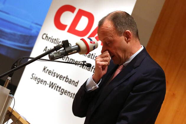Friedrich Merz (CDU) fasst sich an die Nase CDA Preisverleihung Roswith Oerter Preis an Heinrich Weiss Inhaber SMS Group am 10.02.2020 in Siegen Deutschland
