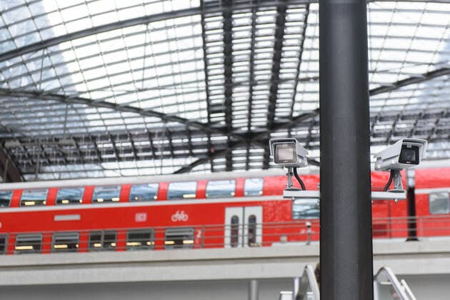 Feature Gesichtserkennung Deutschland, Berlin - 10.02.2020: Im Bild sind zwei Kameras am berliner Hauptbahnhof zu sehen. Berlin Berlin Deutschland