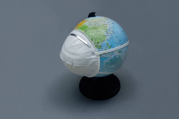 Globus mit Atemschutzmaske Globus mit Atemschutzmaske, 10.02.2020, Borkwalde, Brandenburg, An einem Globus befindet sich eine Atemschutzmaske.