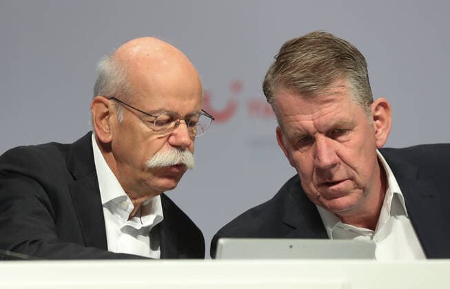 Hannover, 11.02.2020, : Der Aufsichtsratvorsitzende der Tui AG, Dieter Zetsche (l), und der Vorstandsvorsitzende der Tui Group, Friedrich Joussen, während der Hauptversammlung der Tui Group in der TUI Arena, Der weltgrößte Reisekonzern Tui, legt seine Geschäftszahlen für das erste Quartal vor.