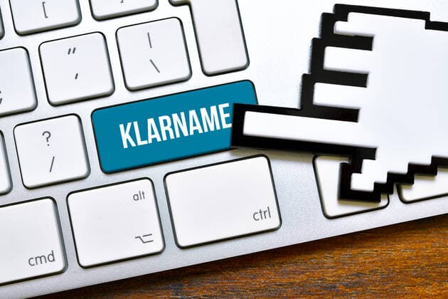 FOTOMONTAGE, Computertaste mit der Aufschrift Klarname, Symbolfoto Klarnamenpflicht im Internet *** PHOTOMONTAGE, computer button with the inscription Klarname, symbol photo Klarnamenpflicht im Internet ** NUR FUER REDAKTIONELLE ZWECKE ** EDITORIAL USE ONLY **