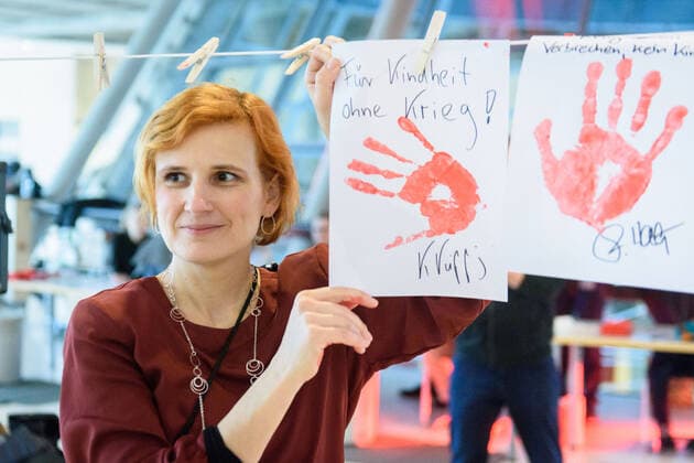 2020 Bilder des Jahres, News 02 Februar News Themen der Woche KW07 Berlin, Red Hand Day Aktion im Bundestag Deutschland, Berlin - 11.02.2020: Im Bild ist Katja Kipping (Parteivorsitzende DIE LINKE) während der Aktion zum Red Hand Day gegen Kindersoldaten zu sehen. Berlin Bundestag Berlin Deutschland *** Berlin, Red Hand Day Action in the Bundestag Germany, Berlin 11 02 2020 The picture shows Katja Kipping party chairwoman DIE LINKE during the action for Red Hand Day against child soldiers Berlin Bundestag Berlin Germany