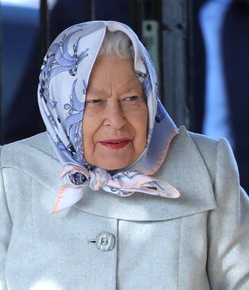 Entertainment Themen der Woche KW07 Entertainment Bilder des Tages Storm Ciara may have prevented Queen Elizabeth II from attending the St. Mary Magdalene Church Sunday morning service in Sandringham two days ago, but it hasn t stopped Her Majesty from returning to London today, after her winter break. The Queen caught a public train from Kings Lynn station, with many fellow passengers unaware she was travelling with them. HM Queen Elizabeth II departing Kings Lynn by train at Kings Lynn, Norfolk, UK, on February 11, 2020. 