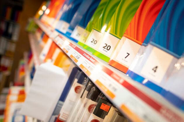 Hefte und Ordner stehen in einem Regal eines Schreibwarenladens. Was die Einschulung fuer Kinder kostet, 08.08.19 Luebeck Schleswig-Holstein Germany *** Notebooks and folders on the shelves of a stationery store What schooling costs for children, 08 08 19 Luebeck Schleswig Holstein Germany Copyright: xAgentur54Gradx xFelixxKoenigx