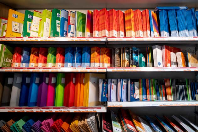 Hefte und Ordner stehen in einem Regal eines Schreibwarenladens. Was die Einschulung fuer Kinder kostet, 08.08.19 Luebeck Schleswig-Holstein Germany *** Notebooks and folders on the shelves of a stationery store What schooling costs for children, 08 08 19 Luebeck Schleswig Holstein Germany Copyright: xAgentur54Gradx xFelixxKoenigx