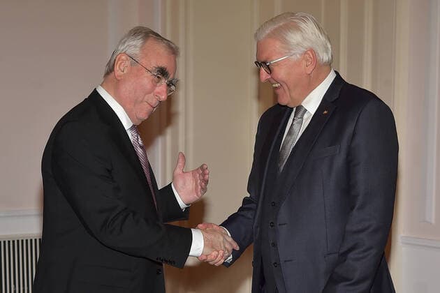 2020 Bilder des Jahres, News 02 Februar News Themen der Woche KW07 News Bilder des Tages Abendessen zu Ehren Joachim Gauck 80.Geb. Theo Waigel, Frank-Walter Steinmeier Fototermin, zu Ehren ( Defilee)von Bundespraesident a.D. Joachim Gauck anlaesslich seines 80.Geburtstag im Schloss Bellevue in Berlin am 11.02.2020 *** Dinner in honour of Joachim Gauck 80 Geb Theo Waigel, Frank Walter Steinmeier Photo session, in honour of German President a D Joachim Gauck on the occasion of his 80th birthday in Schloss Bellevue in Berlin on 11 02 2020 PPM