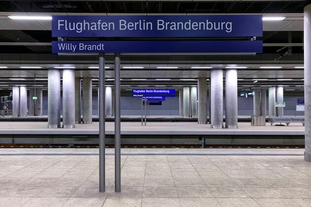 S- und Fern-Bahnhof unter BER startklar 2020-02-11, Berlin, Deutschland Der unter dem BER-Hauptterminal in einem rund drei Kilometer langen Tunnel gelegene, bereits 2011 fertiggestellte sechsgleisige Fern- und S-Bahnhof ist nach DB-Angaben ebenso startklar zur im Herbst vorgesehenen Flughafeneröffnung wie die Anschlussstrecken für den S-Bahn-, Fern- und Regionalverkehr. Im Bild *** S und Fern Bahnhof under BER ready for take-off 2020 02 11, Berlin, Germany According to DB, the six-track Fern und S station, which is located under the BER main terminal in a roughly three-kilometer-long tunnel and will be completed in 2011, is ready for the airport opening scheduled for the fall, as are the connecting lines for S-Bahn, long-distance and regional traffic.