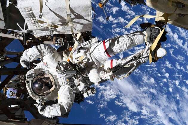 January 25, 2020 - USA - Back dropped by the rotating earth, NASA astronaut U.S. Army Col. Andrew Morgan pauses for an Army Strong photo opportunity during extravehicular activity (EVA) 64 at the International Space Station s Alpha Magnetic Spectrometer worksite Jan. 25, 2020. Morgan and European Space Agency astronaut Italian Air Force Col. Luca Parmitano participated in this fourth and final EVA to complete the repairs on the AMS, a state-of-the-art particle physics detector. USA - ZUMAz03_ 20200125_sha_z03_944 Copyright: xESAx