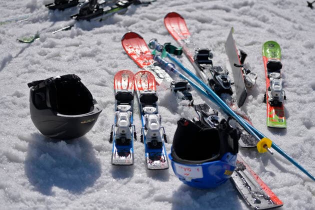 10.02.2020, Skigebiet Jungholz, in Österreich. Skier liegen an der Piste, der Skifahrer macht Rast. 10.02.2020, Skigebiet Jungholz 10.02.2020, Skigebiet Jungholz