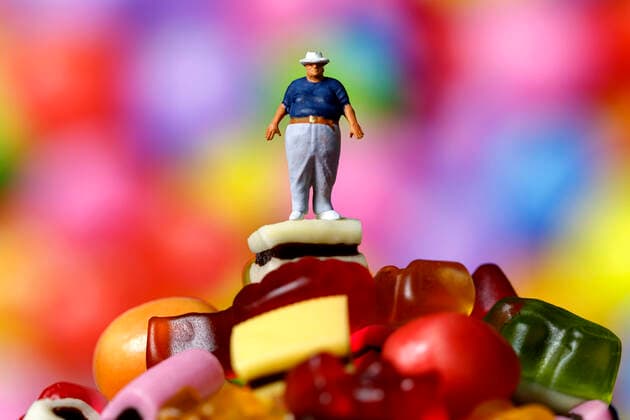 Ein dicker Mann steht auf einem Berg Süßigkeiten *** A fat man standing on a mountain of candy Foto:xC.xHardtx xFuturexImage