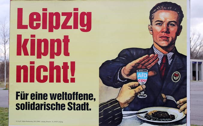 2020 Bilder des Jahres, News 02 Februar News Themen der Woche KW07 News Bilder des Tages Leipzig, 12.02.2020, Oberbürgermeister Wahl 2020, Stichwahl. , Im Bild: Wahlplakat von DIE LINKE kontra AfD und CDU. Historisches Plakat im Stil des sozialistischen Realismus der 1950er Jahre. DIE LINKE tritt nicht in der Stichwahl an, positioniert sich für den SPD Kandidaten Burkhard Jung. *** Leipzig, 12 02 2020, Lord Mayor Election 2020, run-off election, In the picture election poster of DIE LINKE versus AfD and CDU Historical poster in the style of socialist realism of the 1950s DIE LINKE does not run in the run-off election, positions itself for the SPD candidate Burkhard Jung