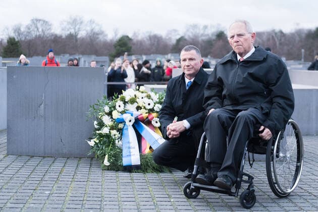 2020 Bilder des Jahres, News 02 Februar News Themen der Woche KW07 News Bilder des Tages Berlin, Schäuble und Israels Parlamentspräsident Edelstein legen Kranz am Mahnmal für die ermordeten Juden Europas nieder Deutschland, Berlin - 12.02.2020: Im Bild sind Bundestagspräsident Wolfgang Schäuble und der Präsident der Knesset des Staates Israel Yuli Yoel Edelstein zu sehen. Berlin Denkmal für die ermordeten Juden Europas Berlin Deutschland *** Berlin, Schäuble and Israels Parliamentary President Edelstein lay a wreath at the Memorial to the Murdered Jews of Europe Germany, Berlin 12 02 2020 The picture shows the President of the German Parliament Wolfgang Schäuble and the President of the Knesset of the State of Israel Yuli Yoel Edelstein Berlin Memorial to the Murdered Jews of Europe Berlin Germany