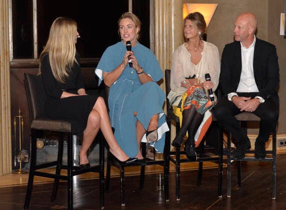Angelique Kerber mit Ohrringen von Ole Lynggaard spricht mit der Schmuckdesignerin Charlotte Lynggaard, Bayrischer Hof München, Tennis, Tennisspielerin, Wimbledonsiegerin von 2018 Angelique Kerber hat einen Sponsoring-Vertrag mit der dänischen Schmuckmarke Ole Lynggaard Copenhagen geschlossen. Grand-Slam-Siegerin, Berufstennisspielerin, will bei den Olympischen Spielen 2020 in Tokio die Fahne der deutschen Mannschaft tragen. v.l. Moderatorin Christiane Imdahl, Angelique Kerber, Charlotte Lynggaard - Creative Director, CEO Søren Lynggaard