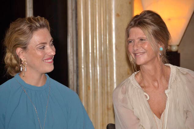 Angelique Kerber mit Ohrringen von Ole Lynggaard spricht mit der Schmuckdesignerin Charlotte Lynggaard, Bayrischer Hof München, Tennis, Tennisspielerin, Wimbledonsiegerin von 2018 Angelique Kerber hat einen Sponsoring-Vertrag mit der dänischen Schmuckmarke Ole Lynggaard Copenhagen geschlossen. Grand-Slam-Siegerin, Berufstennisspielerin, will bei den Olympischen Spielen 2020 in Tokio die Fahne der deutschen Mannschaft tragen.