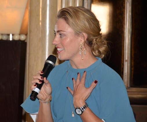 Angelique Kerber mit Ohrringen von Ole Lynggaard spricht mit der Schmuckdesignerin Charlotte Lynggaard, Bayrischer Hof München, Tennis, Tennisspielerin, Wimbledonsiegerin von 2018 Angelique Kerber hat einen Sponsoring-Vertrag mit der dänischen Schmuckmarke Ole Lynggaard Copenhagen geschlossen. Grand-Slam-Siegerin, Berufstennisspielerin, will bei den Olympischen Spielen 2020 in Tokio die Fahne der deutschen Mannschaft tragen.