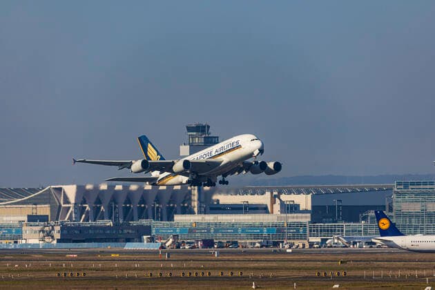 DEU, Deutschland, Hessen, Frankfurt am Main, 07.02.2020: Flughafen Fraport, EDDF, FRA, Frankfurt Airport, Rhein-Main-Flughafen. Flugzeug beim Start, Steigflug. Registrierung: 9V-SKF, SINGAPORE AIRLINES, AIRBUS A380-841.