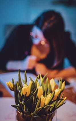 Kaprun THEMENBILD - ein frischer Strauss Schnittblumen steht vor einer Frau, die gerade etwas schreibt, aufgenommen am 25. Januar 2020 in Kaprun, Oesterreich Flowers in front of a woman doing handlettering in Kaprun, Austria on 2020 01 25.