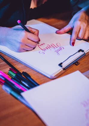 Kaprun THEMENBILD - ein Frau beim Handlettering, aufgenommen am 25. Januar 2020 in Kaprun, Oesterreich a woman doing hand lettering in Kaprun, Austria on 2020 01 25.