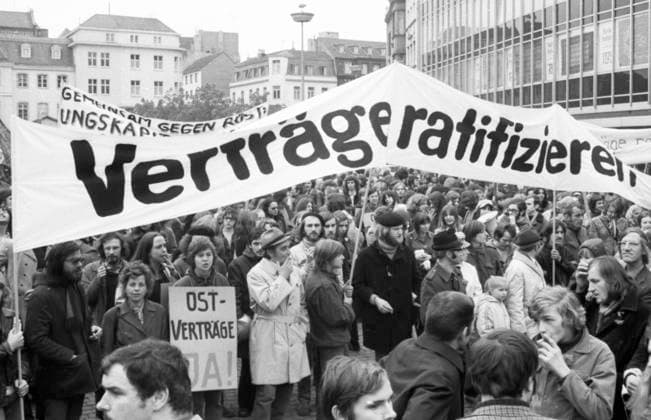 Demonstration fuer die Ratifizierung der Ostvertraege 1972 DEU, Deutschland, Bonn: Zu einer Demonstration fuer die Ratifizierung der Ostvertraege der Regierung Willy Brandt kamen mehrere tausend Demonstranten am 29.4.1972 nach Bonn. DEU, Germany, Bonn: Several thousand demonstrators came to Bonn on 29.4.1972 for a demonstration in favour of the ratification of the Eastern Treaties of the Willy Brandt government. NRW