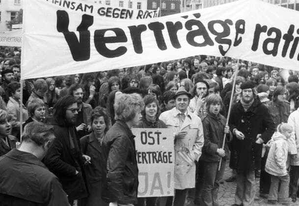 Demonstration fuer die Ratifizierung der Ostvertraege 1972 DEU, Deutschland, Bonn: Zu einer Demonstration fuer die Ratifizierung der Ostvertraege der Regierung Willy Brandt kamen mehrere tausend Demonstranten am 29.4.1972 nach Bonn. DEU, Germany, Bonn: Several thousand demonstrators came to Bonn on 29.4.1972 for a demonstration in favour of the ratification of the Eastern Treaties of the Willy Brandt government. NRW