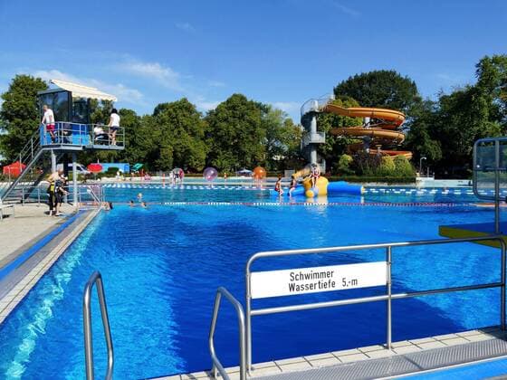 Freibad mit Wasserrutsche in Elsdorf Spätsommertag im Freibad der Stadt Elsdorf. Im Vordergrund das Sprungbecken mit einer Wassertiefe von 5 Metern. Im Hintergrund eine spiralförmige Wasserrutsche und der Beobachtungsstand der Bademeister und des Aufsichtspersonals. Elsdorf, Nordrhein-Westfalen, Deutschland, 14.09.2019. Copyright: JOKER PaulxEckenroth JOKER190914134028