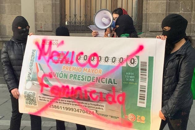 February 13, 2020: EUM20200213SOC01.JPG.CIUDAD DE MEXICO, ProtestProtestaFeminicidios.- Una docena de mujeres protestan este jueves 13 de febrero de 2020, afuera de Palacio Nacional por el feminicidio de Ingrid Escamilla, asi como por el clima de violencia y por el alto indice de feminicidios, donde quemaron la reproduccion de un boleto de la rifa del avion presidencial. Foto: Agencia EL UNIVERSALBerenice FregosoRBD. Copyright: xElxUniversalx