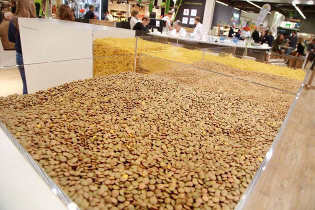 IMAGO Nature: Unsere Erde, Klimawandel, Ernährung, Pflanzen der Zukunft, Linse 12.02 2020 Nürnberg Messe Biofach. Die Biofach gilt als Weltleitmesse für Bio-Lebensmittel. LInsen und Nudeln lose präsentiert. *** 12 02 2020 Nürnberg Messe Biofach Biofach is the worlds leading trade fair for organic food and noodles