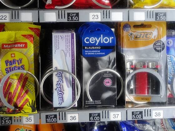 13.02.2020 Basel,Schweiz, Im Bild : Automat mit Kondom(Ceylor) und Schwangerschaftstest. Pariser Condom