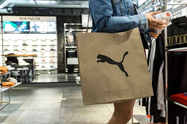 Ein Kunde mit Puma Tüte im Puma Store (Rosenthaler Straße) am 14.05.2018 in Berlin *** A customer with a Puma bag at the Puma Store Rosenthaler Straße on 14 05 2018 in Berlin