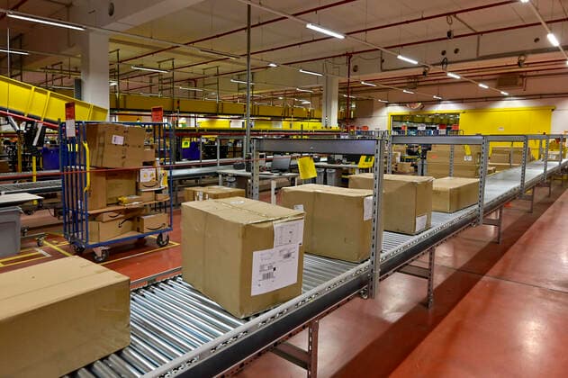 29.01.20, Rheinberg, Nordrhein-Westfalen, Deutschland. Amazon Logistikzentrum in Rheinberg. Der Logistikstandort besteht seit 2011. Hier gibt es einen Mix des Warenportfolios. Der Standort ist sowohl auf kleinere als auch auf groessere Artikel spezialisiert. Es gibt Hochregallagerflaechen fuer groessere Artikel und einen sogenannten Picktower, wo kleinere Artikel eingelagert werden. Das Logistikzentrum hat die Groesse von 110.000 Quadratmetern. Ueber 1.800 Mitarbeiter sind an diesem Standort beschaeftigt. Blick in die Warenanahme. Gelieferte Waren werden ins Lager transportiert. Amazon Logistikzentrum in Rheinberg