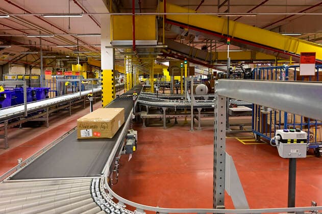 29.01.20, Rheinberg, Nordrhein-Westfalen, Deutschland. Amazon Logistikzentrum in Rheinberg. Der Logistikstandort besteht seit 2011. Hier gibt es einen Mix des Warenportfolios. Der Standort ist sowohl auf kleinere als auch auf groessere Artikel spezialisiert. Es gibt Hochregallagerflaechen fuer groessere Artikel und einen sogenannten Picktower, wo kleinere Artikel eingelagert werden. Das Logistikzentrum hat die Groesse von 110.000 Quadratmetern. Ueber 1.800 Mitarbeiter sind an diesem Standort beschaeftigt. Blick in die Warenanahme. Gelieferte Waren werden ins Lager transportiert. Amazon Logistikzentrum in Rheinberg