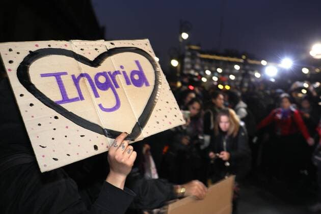 Women protest this Friday, at the gates of the National Palace, in Mexico City, Mexico 14 February 2020. A hundred women make painted on the facade and one of the doors of the National Palace to protest against femicides in Mexico, after the murder and dismemberment at the hands of his partner Ingrid Escamilla, occurred last Sunday. Women paint facade and door of National Palace for feminicide in Mexico !ACHTUNG: NUR REDAKTIONELLE NUTZUNG!  Copyright: xJorgexNúnezx(es-ES)x MEX5066 20200214-637172945398708574