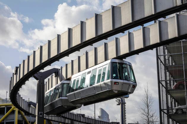 11.02.2020, Duesseldorf, Nordrhein-Westfalen, Deutschland - Der SkyTrain, die Kabinenbahn am Duesseldorfer Flughafen. Duesseldorf Nordrhein-Westfalen Deutschland