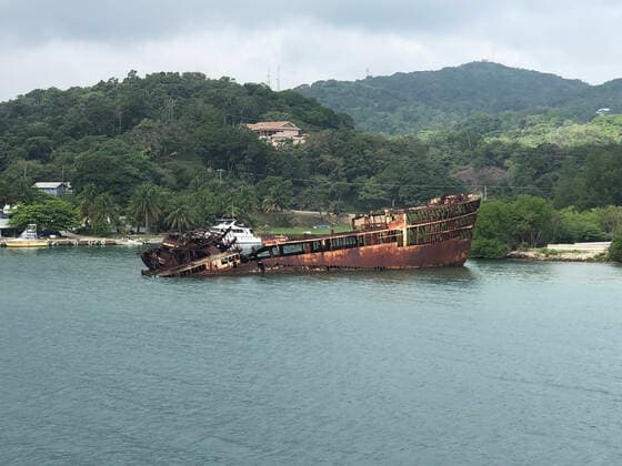 Schiffswrack im Hafen Mahogany Bay auf Roatan mit Strandclub und Seilbahn - 01.02.2020: Roatan mit der Costa Luminosa *** Shipwreck at Mahogany Bay on Roatan with beach club and cable car 01 02 2020 Roatan with the Costa Luminosa