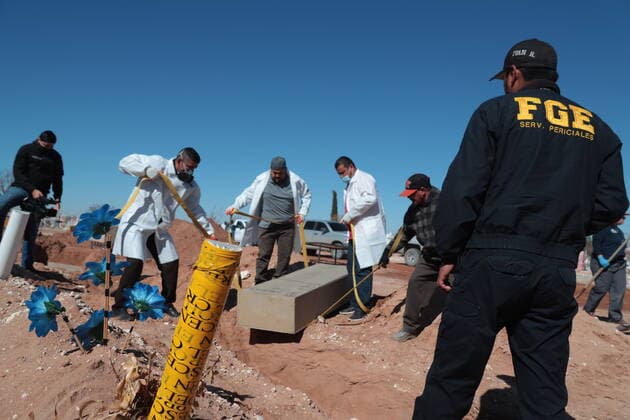 Burial of 47 people in the forensic science The state attorney general s office and expert services, bury 47 people who were in the forensic science office since last year, people died from different causes, 19 killed, 25 natural causes, 1 suicide, 2 unconfirmed causes. These burials are carried out by the government, because the bodies could not be recognized. Ciudad Juarez, is one of the cities with the most unidentified bodies because most of them are due to the war between Mexican cartels. According to journalistic data, 1300 burials of unidentified people were carried out in Ciudad Juarez since 2018. Juarez Chihuahua Mexico Copyright: DavidxPeinado