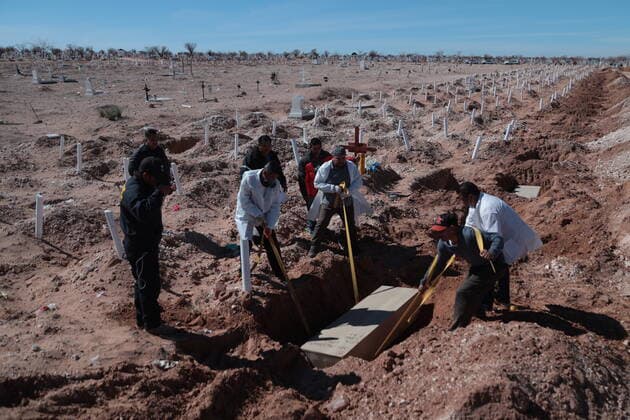 Burial of 47 people in the forensic science The state attorney general s office and expert services, bury 47 people who were in the forensic science office since last year, people died from different causes, 19 killed, 25 natural causes, 1 suicide, 2 unconfirmed causes. These burials are carried out by the government, because the bodies could not be recognized. Ciudad Juarez, is one of the cities with the most unidentified bodies because most of them are due to the war between Mexican cartels. According to journalistic data, 1300 burials of unidentified people were carried out in Ciudad Juarez since 2018. Juarez Chihuahua Mexico Copyright: DavidxPeinado