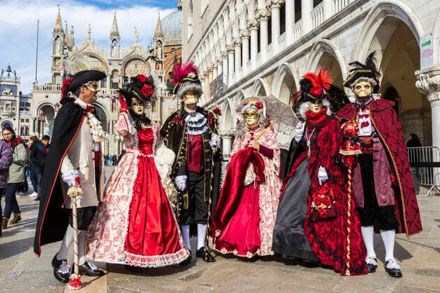 Karneval in Venedig 2020 Venedig, Italien. 15. Februar 2020. Karneval in Venedig mit bunten Kostümen und Masken auf dem Markusplatz.