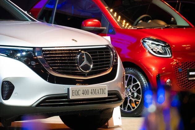 Bochum, Deutschland, 12.02.2020: Ein Mercedes EQC 400 4Matic SUV steht neben einem smart EQ fortwo beim Car Symposium. *** Bochum, Germany, 12 02 2020 A Mercedes EQC 400 4Matic SUV stands next to a smart EQ fortwo at the Car Symposium