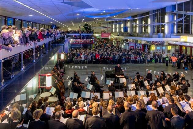 Gedenkkonzert im Cottbuser Hauptbahnhof DEU Brandenburg Cottbus Â Gedenkkonzert im Cottbuser Hauptbahnhof: Musik aus drei Jahrhunderten erklang an diesem Samstag, 15. Februar in der Bahnhofshalle des Cottbuser Hauptbahnhofs. Anlass ist der 75. Jahrestag der Bombardierung von Cottbus. In dem Gedenkkonzert vereinen sich die Kammerchöre der Singakademie Cottbus, der BTU Cottbus-Senftenberg und des Konservatoriums Cottbus unter der Leitung von Christian Möbius mit dem Philharmonischen Orchester zu einem Klangkörper von beeindruckender Ausdruckskraft. Das musikalische Miteinander soll symbolisch für den gesellschaftlichen Zusammenhalt und einen zugewandten Dialog stehen. (