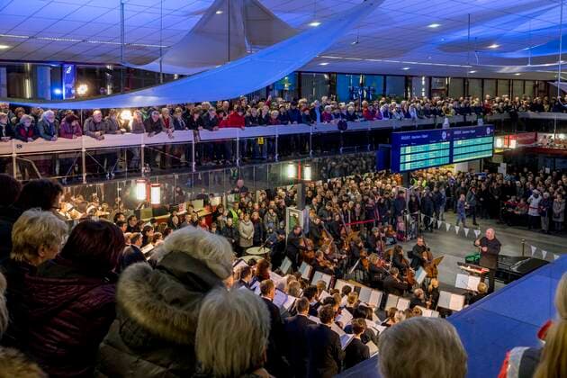 Gedenkkonzert im Cottbuser Hauptbahnhof DEU Brandenburg Cottbus Â Gedenkkonzert im Cottbuser Hauptbahnhof: Musik aus drei Jahrhunderten erklang an diesem Samstag, 15. Februar in der Bahnhofshalle des Cottbuser Hauptbahnhofs. Anlass ist der 75. Jahrestag der Bombardierung von Cottbus. In dem Gedenkkonzert vereinen sich die Kammerchöre der Singakademie Cottbus, der BTU Cottbus-Senftenberg und des Konservatoriums Cottbus unter der Leitung von Christian Möbius mit dem Philharmonischen Orchester zu einem Klangkörper von beeindruckender Ausdruckskraft. Das musikalische Miteinander soll symbolisch für den gesellschaftlichen Zusammenhalt und einen zugewandten Dialog stehen. (