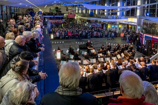 Gedenkkonzert im Cottbuser Hauptbahnhof DEU Brandenburg Cottbus Â Gedenkkonzert im Cottbuser Hauptbahnhof: Musik aus drei Jahrhunderten erklang an diesem Samstag, 15. Februar in der Bahnhofshalle des Cottbuser Hauptbahnhofs. Anlass ist der 75. Jahrestag der Bombardierung von Cottbus. In dem Gedenkkonzert vereinen sich die Kammerchöre der Singakademie Cottbus, der BTU Cottbus-Senftenberg und des Konservatoriums Cottbus unter der Leitung von Christian Möbius mit dem Philharmonischen Orchester zu einem Klangkörper von beeindruckender Ausdruckskraft. Das musikalische Miteinander soll symbolisch für den gesellschaftlichen Zusammenhalt und einen zugewandten Dialog stehen. (