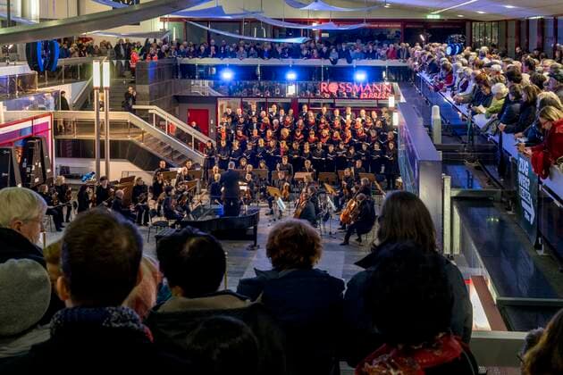 Gedenkkonzert im Cottbuser Hauptbahnhof DEU Brandenburg Cottbus Â Gedenkkonzert im Cottbuser Hauptbahnhof: Musik aus drei Jahrhunderten erklang an diesem Samstag, 15. Februar in der Bahnhofshalle des Cottbuser Hauptbahnhofs. Anlass ist der 75. Jahrestag der Bombardierung von Cottbus. In dem Gedenkkonzert vereinen sich die Kammerchöre der Singakademie Cottbus, der BTU Cottbus-Senftenberg und des Konservatoriums Cottbus unter der Leitung von Christian Möbius mit dem Philharmonischen Orchester zu einem Klangkörper von beeindruckender Ausdruckskraft. Das musikalische Miteinander soll symbolisch für den gesellschaftlichen Zusammenhalt und einen zugewandten Dialog stehen. (