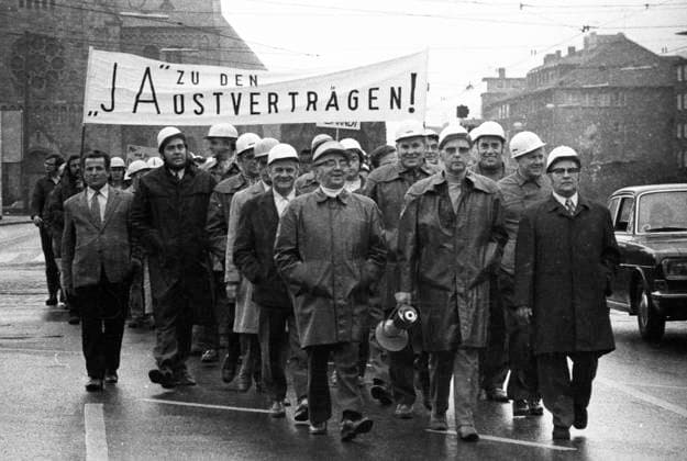 Stahlarbeiter fuer Ostvertraege 1972 DEU, Deutschland, Gelsenkirchen: Umkaempft war die Entspannungspolitik von Willy Brandt und seiner SPD-FDP-Koalition. Spontan gingen Stahlarbeiter in Gelsenkirchen am 27.4.1972 fuer seine Regierung auf die Strasse. DEU, Germany, Gelsenkirchen: The detente policy of Willy Brandt and his SPD-FDP coalition was fought over. Steel workers in Gelsenkirchen spontaneously took to the streets for his government on April 27, 1972. NRW