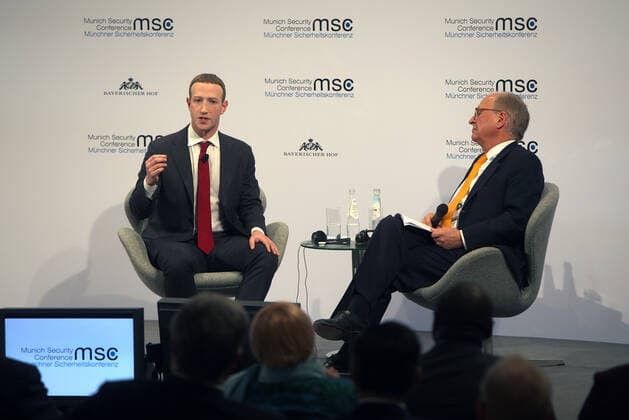 Facebook-Gründer Mark Zuckerberg auf der Münchner Sicherheitskonferenz während seines Gespräches mit dem Konferenzleiter Wolfgang Ischinger. 56. Münchner Sicherheitskonferenz im Hotel Bayerischer Hof in München. München Bayern Deutschland *** Facebook founder Mark Zuckerberg at the Munich Security Conference during his conversation with conference chairman Wolfgang Ischinger 56 Munich Security Conference at the Hotel Bayerischer Hof in Munich Munich Bavaria Germany