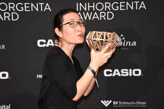 Jiayi Zhang mit dem Preis für den besten Designer Newcomer of the Year bei der Verleihung des 4. Inhorgenta Award 2020 in der BMW Welt. München, 16.02.2020