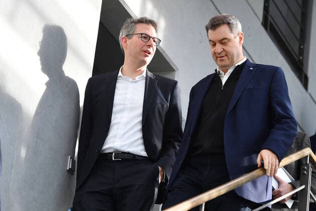 v.li:Markus BLUME (Generalsekretaer), Markus SOEDER (Ministerpraesident Bayern und CSU Vorsitzender), kommen eine Treppe herunter. CSU Vorstandssitzung in der CSU Zentrale in Muenchen am 17.02.2020