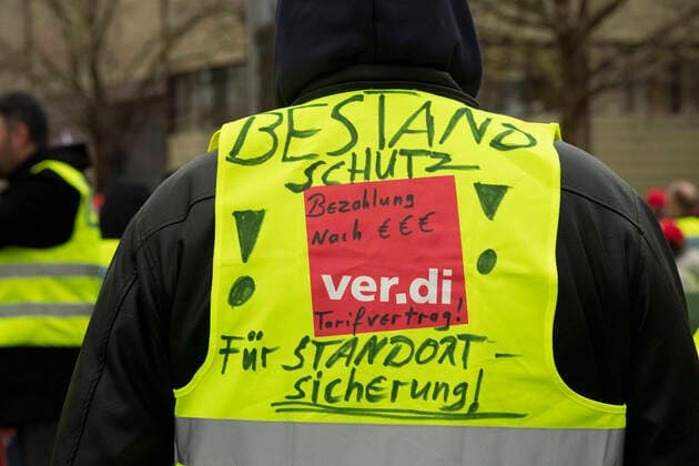 Demonstration, Proteste von Mitarbeitern und Mitglieder der Gewerkschaft verdi ver.di gegen Verkauf und Schliessung von Real-Maerkten, Hauptversammlung der MetroGroup, Metro Group, Metro AG, am 14.02.2020 in Duesseldorf,