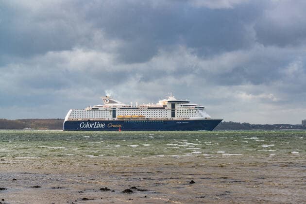 Auslaufen der Norwegenfähre Color Fantasy aus der Kieler Förde nach Oslo in Norwegen, vorbei am Strand von Laboe Laboe Schleswig-Holstein Deutschland *** Departure of the Norway ferry Color Fantasy from the Kiel Fjord to Oslo in Norway, passing the beach of Laboe Laboe Schleswig Holstein Germany