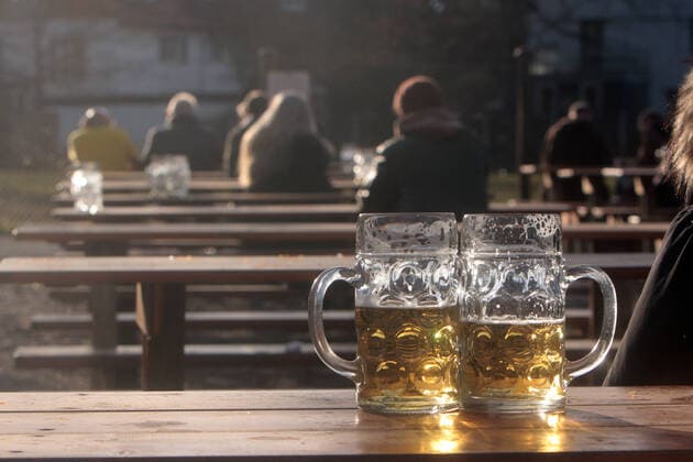 Warme und frühlingshafte Temperaturen lockten zahlreiche Besucher in den Biergarten Königlicher Hirschgarten in München, Bayern, Deutschland