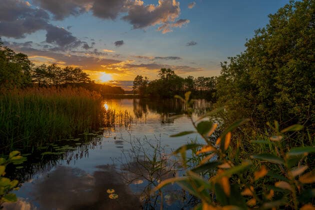 Schaalsee bei Sonnenuntergang, Deutschland, Mecklenburg-Vorpommern, Biosphaerenreservat Schaalsee lake Schaalsee at sunset, Germany, Mecklenburg-Western Pomerania, Biosphaerenreservat Schaalsee BLWS605188 Copyright: xblickwinkel C.xKaiserx